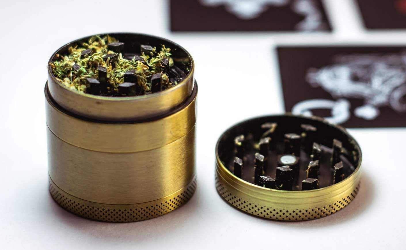 Cum să alegi corect un grinder pentru canabis? - Blog Sixty8