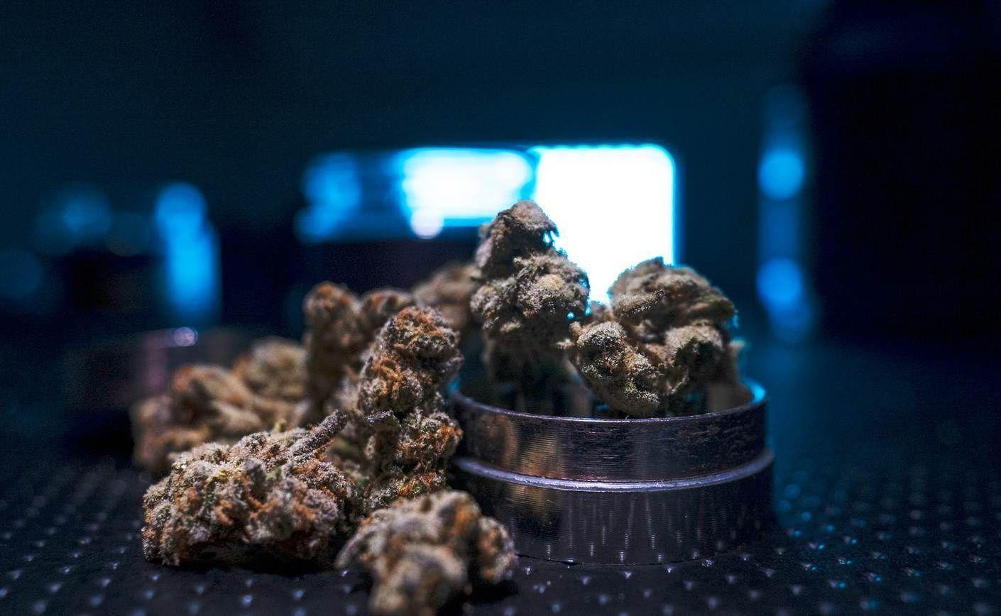 Cum se curăță un grinder pentru CBD?